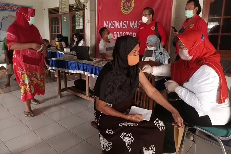 Vaksinasi di Balai Desa Krompakan Kecamatan Gemuh Sabtu 19 maret 2022 kerjasama Pemdes Krompakan, Binda Jateng dan Puskesmas Gemuh II.  (edi prayitno/kontributor Kendal)