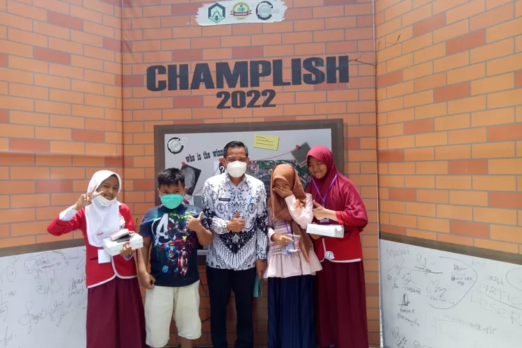 Dua siswa SD Katokkoan Masamba meraih juara dalam Lomba Singing Contest Camplish 2022  dan Lomba Story Telling (Dok. LHR)