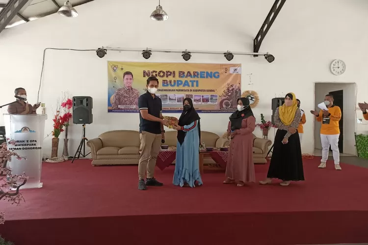 Bupati Kendal Dico M Ganinduto memberikan hadiah kepada pemenanglomba ngegombalin bupati saat Ngopi Bareng Bupati di OW Omahe Opa Patean Minggu 20 maret 2022. (edi prayitno/kontributor Kendal)