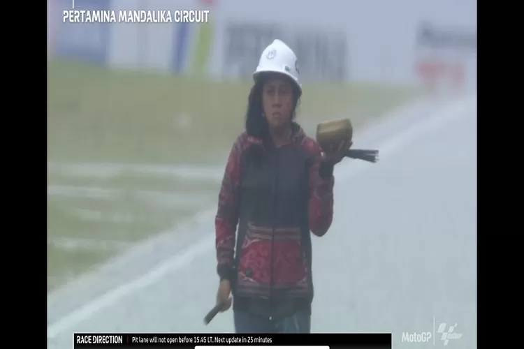  Fakta Pawang Hujan Mandalika Rara Istiani Wulandari yang Viral Saat MotoGP Mandalika 2022 Rekomendasi Erick Thohir (Tangkapan Layar Live Streaming MotoGP)