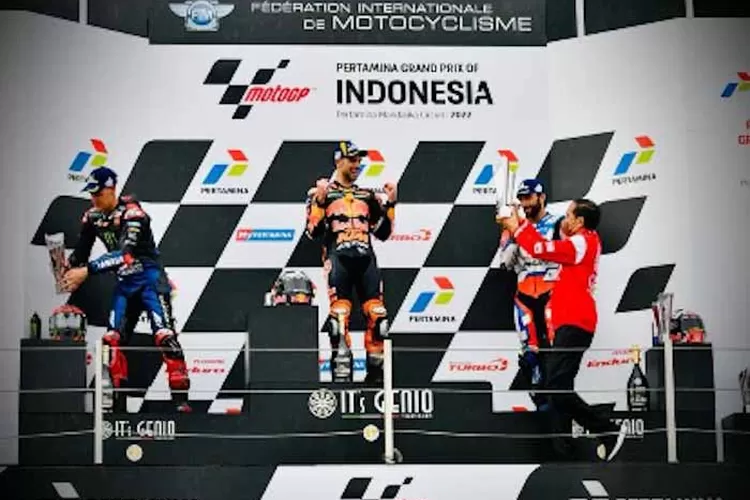 Presiden menyerahkan piala kemenangan kepada para pemenang MotoGP Indonesia 2022 yaitu Miguel Oliveira, di Sirkuit Mandalika, Kabupaten Lombok Tengah, Provinsi NTB, Minggu (20/03/2022). (Foto: BPMI Setpres/Laily Rachev)
