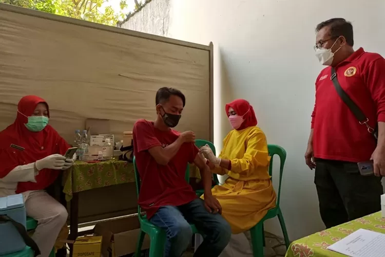Pekerja konveksi di Cepiring mendapatkan layanan vaksin booster dari Binda Jateng Senin 21 Maret 2022.  (Edi Prayitno/Kontributor Kendal)