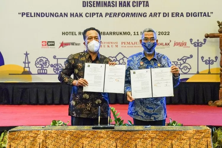 Prosesi penandatanganan MoU tentang Pelindungan dan Pemanfaatan Kekayaan Intelektual (KI) antara UMBY dengan DJKI Kemenkumham RI.  (Foto: Humas UMBY)
