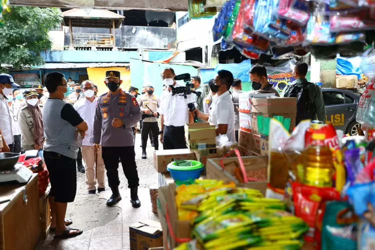 Kapolri Jenderal Pol Listyo Sigit Prabowo sidak ke pasar di daerah Pasar Minggu mengecek ketersediaan minyak goreng.  (Humas Polri)