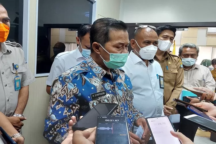 Syafrudin di dampingi oleh Kepala Balai Besar C3 (Wilayah Sungai Cidanau-Ciujung-Cidurian)&nbsp;I Ketut Jayada saat di wawancarai di Puspemkot Serang, Selasa (22/3/2022)