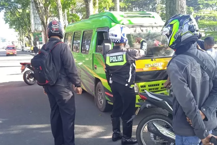 Kendaraan angkut penumpang terlibat kecelakaan dengan satu unit sepeda motor di Jalan Jendral Sudirman Bukittinggi.