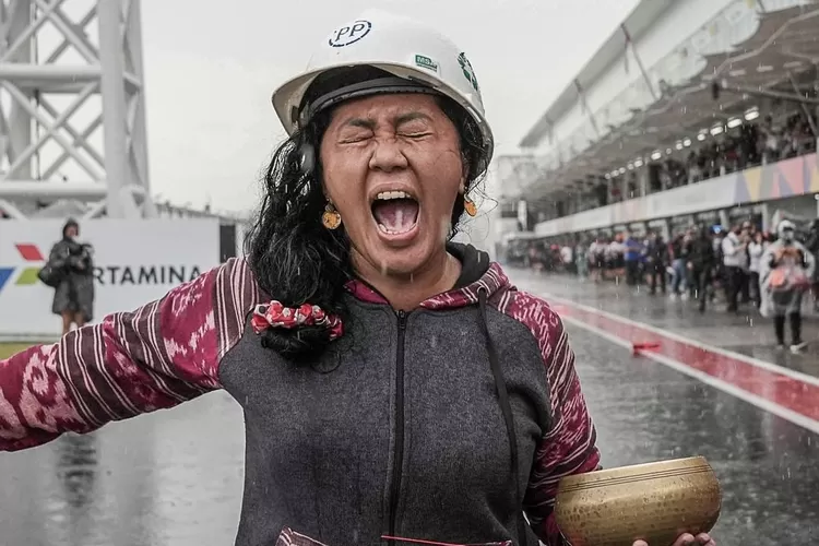 Pawang hujan bernama Rara Wulandari melakukan Ritual agar hujan berhenti turun di Sirkuit Mandalika, Lombok, Indonesia. (MotoGP)