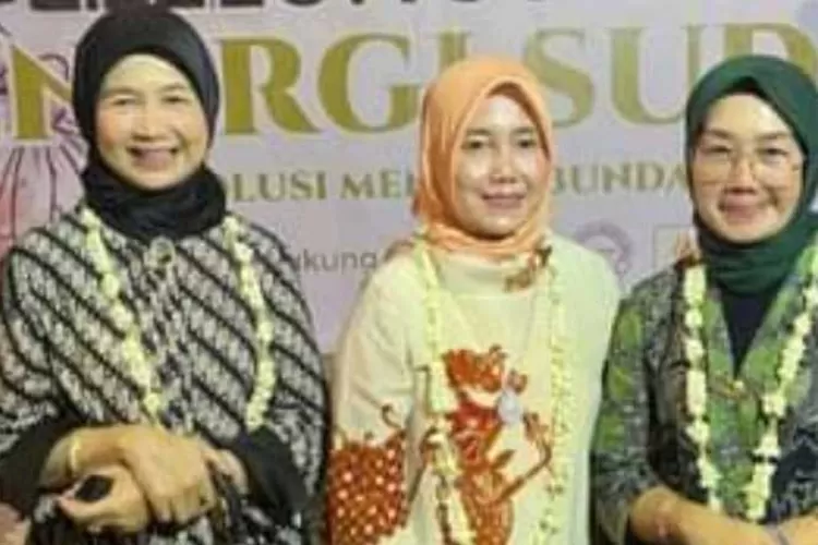 Idayati (jilbab hitam) yanh akan dinikahi Ketua MK Anwar Usman, 26 Mei mendatang (Istimewa)