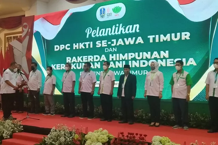 Ketua  DPD HKTI Jatim, Ony Anwar Harsono saat melantik para  ketua DPC se Jawa Timur.