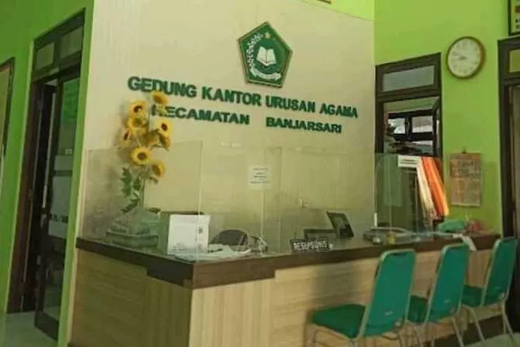 Utusan Presiden Jokowi telah mendatangi KUA Banjarsari Solo untuk mendapatkan informasi terkait syarat pernikahan (Endang Kusumastuti)