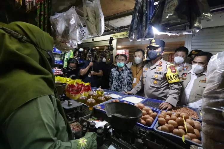 Kapolda Jatim Irjen Nico Afinta berdialog dengan pedagang di pasar tradisional terkait ketersediaan minyak goreng dan harga.  (Humas Polda Jatim )