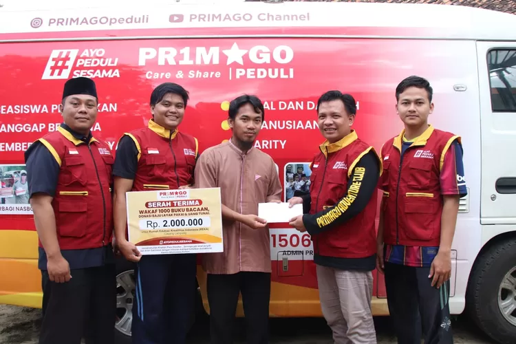 Penyerahan Wakaf buku, Baju Layak Pakai dan Uang Tunai oleh Primago Peduli
