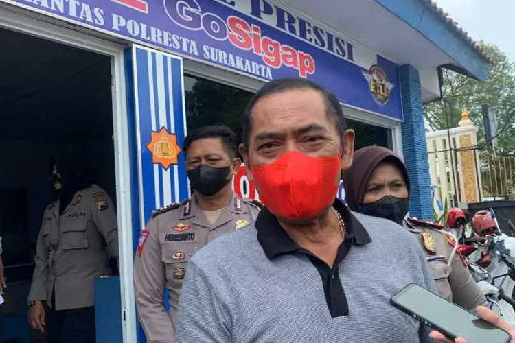 Mantan Wali Kota Solo FX Hadi Rudyatmo  datang ke Posko ETLE Solo setelah mendapatkan tilang dari polisi (Endang Kusumastuti)