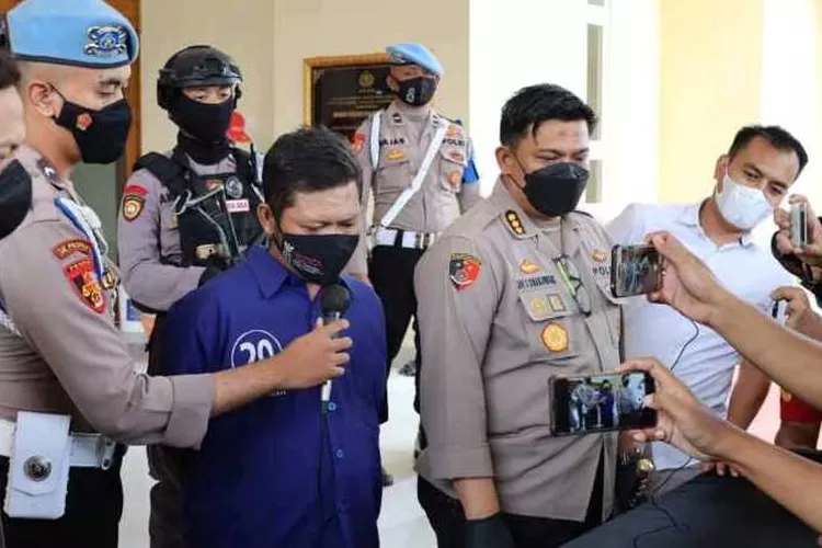Kapolresta Solo Kombes Pol Ade Safri Simanjuntak menghadirkan tersangka pencabulan saat rilis kasus di Mapolresta Solo (Endang Kusumastuti)