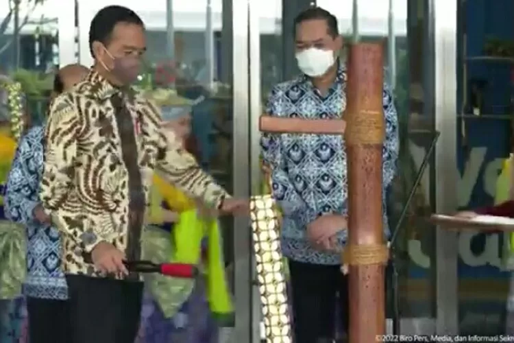 Presiden Jokowi menabuh kentongan khas Jawa Barat, menandai pembukaan INACRAFT  2022. (Tangkapan layar YouTube Sekretariat Presiden )