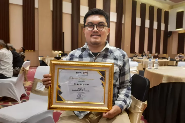 Jurnalis Ayobandung.com Muhammad Naufal Hafizh menjadi juara I lomba jurnalistik Persatuan Wartawan Indonesia (PWI) Jawa Barat (Jabar). (Ayobandung.com)