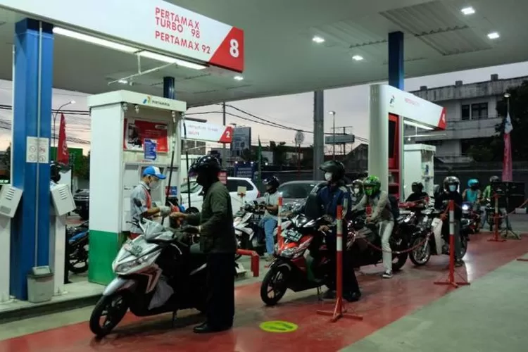 Ilustrasi masyarakat mengisi BBM di salah satu SPBU. (dok)