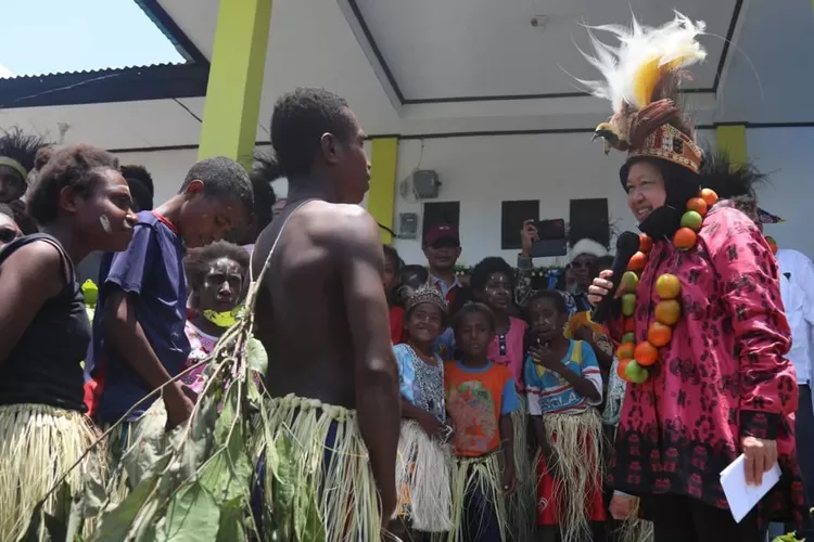 Mensos Tri Rismaharini (kanan) berdialog dengan warga Papua. 