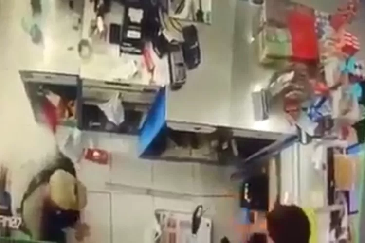 Perampokan Minimarket di di Jalan Raya Pucangrejo Gemuh Kendal terekam kamera CCTV, Kasir Disiram Bensin.