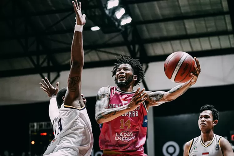 Salah satu pertandingan di IBL 2022. IBL 2022 dinyatakan bebas Covid-19 usai tes terhadap 547 orang.  (iblindonesia.com)