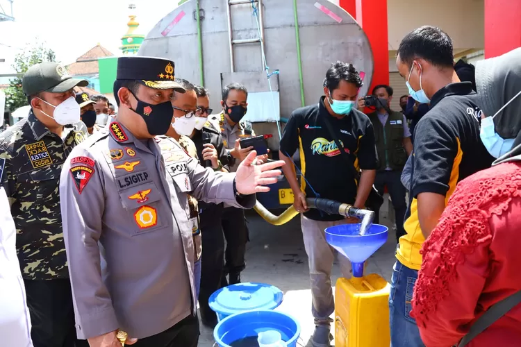 Kapolri Jenderal Pol Listyo Sigit Prabowo meninjau distribusi minyak curah di pasar Soreang Bandung (Humas Polri)
