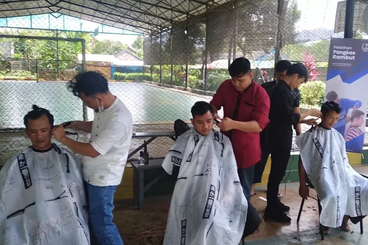 Santri engikuti latihan pangkas rambut - Foto: Dokumen PTWQ Persatuan Islam Tangerang