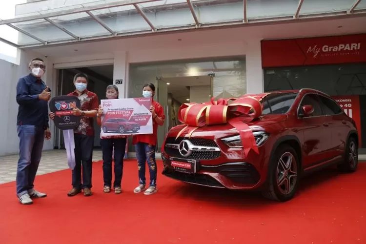 Ling Hok, warga asal Pekalongan memenangkan hadiah utama berupa mobil Mercedez Benz GLA 200 dari POIN Festival Telkomsel.  (dok Telkomsel)