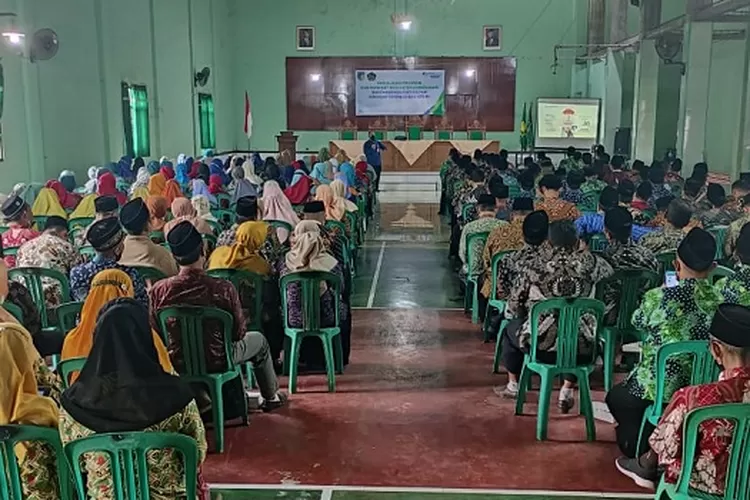   BPJS Ketenagakerjaan Kediri saat mensosialisasikan manfaat program di hadapan ratusan kepala MI se Kabupaten Kediri.