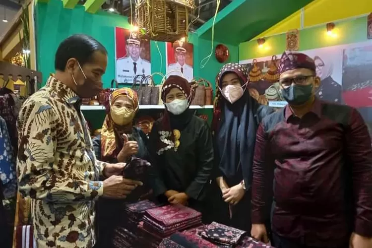 Presiden RI Joko Widodo Puji Batik Batang Hari&nbsp; (Dok. Pemkab Batang Hari)