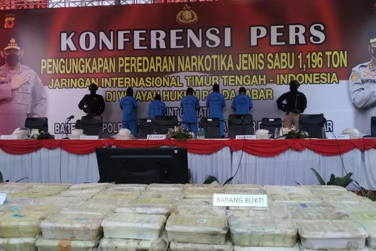 Kapolri Jenderal Pol Listyo Sigit Prabowo saat rilis penangkapan 1,2 ton sabu senilai Rp1,4 triliun di Pusdik Intel Polri Jalan Cipatik, Kutawaringan, Bandung, Kamis 24 Maret 2022. Tampak dalam gambar, sabu dikemas dalam tupperware.( (Ariesmen Fokussatu)