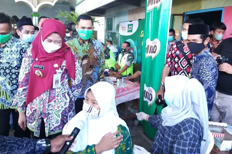   Bupati Demak dr  Eistanah (kiri) bersama Area Sales Manager Kudus Area PT Nestl&eacute; Indonesia, Rafi Rahmad Riyadi (kanan) meninjau pelaksanaan vaksinasi di MI Nurul Huda Blerong Guntur Demak, Kamis 24 Maret 2022.  (dok)