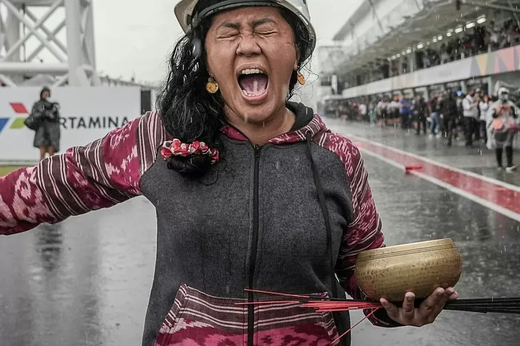 Aksi Mbak Rara saat mengendalikan hujan di Sirkuit Mandalika. (Instagram/@motogp)