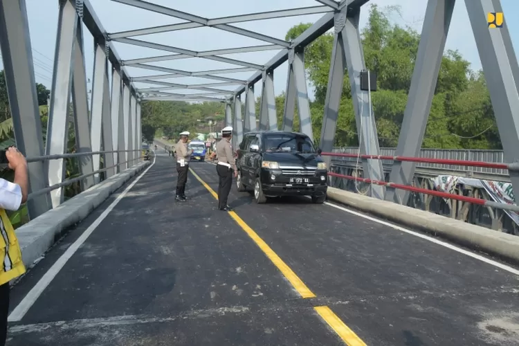 KemenPUPR telah menyelesaikan perbaikan jembatan Ngantru, akses logistik kembali dibuka