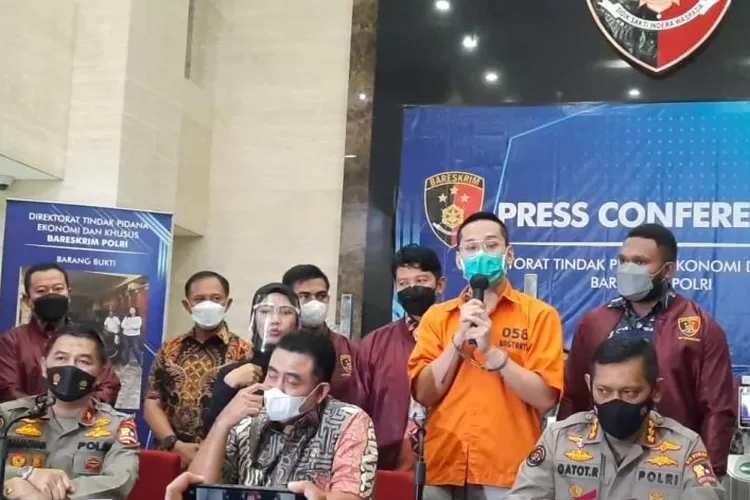 Indra Kenz, tersangka penipuan investasi Binomo Binary Option memberikan pernyataan dalam konferensi pers di Gedung Bareskrim, Mabes Polri, Jakarta, Jumat (25/3/2022).  (ANTARA/Laily Rahmawaty)