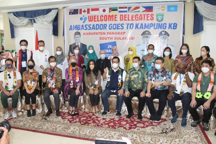 Para peserta Ambassador Talk diajak meninjau Kampung KB. 