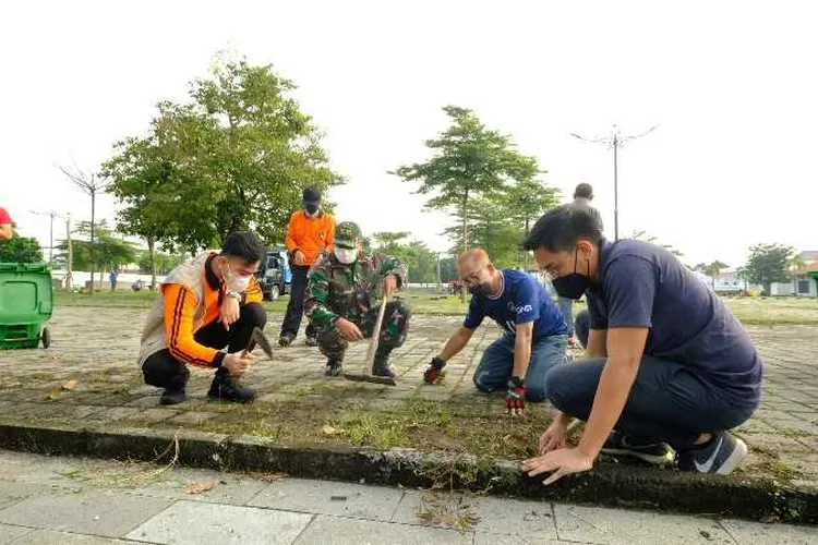 Wali Kota Solo Gibran Rakabuming Raka dan GPH Bhre Cakrahutama ikut kerja bakti membersihkan Pamedan Pura Mangkunegaran (Endang Kusumastuti)