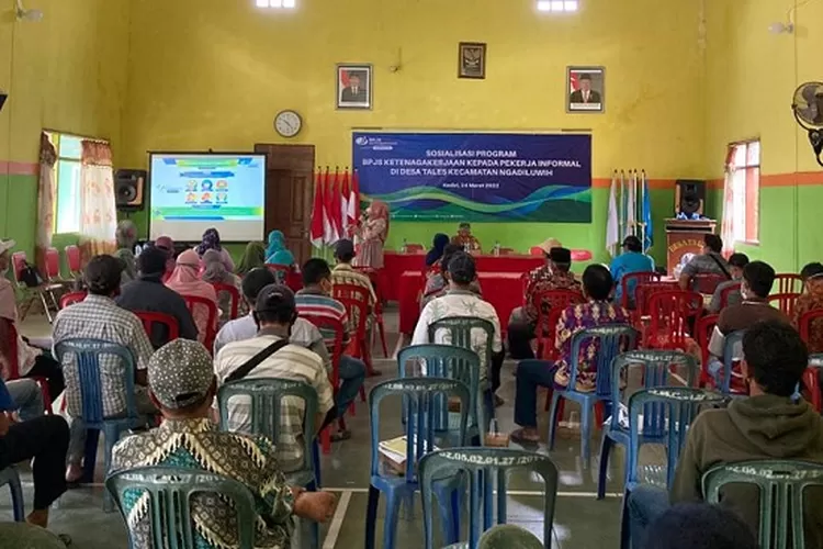  BPJS Ketenagakerjaan saat memberikan sosialisasi kepada warga Desa Tales Kecamatan Ngadiluwih Kediri.
