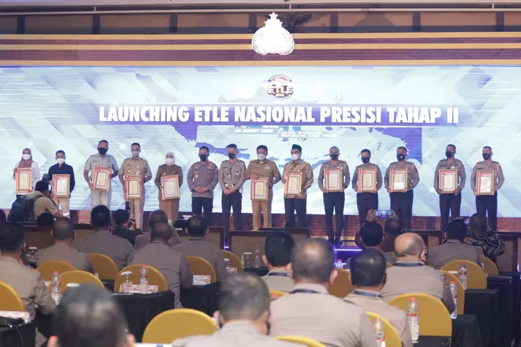 Kapolri Jenderal Pol Listyo Sigit Prabowo memberikan penghargaan kepada para gubernur dan stakeholder yang mendukung program ETLE di Surabaya Jatim  (Humas Polda Jatim )