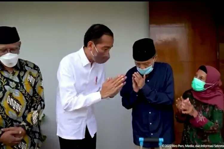 Presiden Jokowi saat menjenguk Buya Safii Maarif di kediamannya di Sleman, DIY. (YouTube Sekretariat Presiden.)
