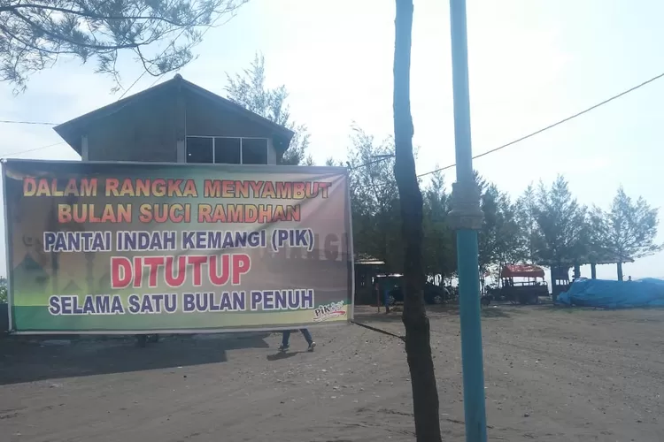 Papan pengumuman penutup an kawasan Pantai Indah Kemangi selama bulan puasa.  (Edi Prayitno / kontributor Kendal)