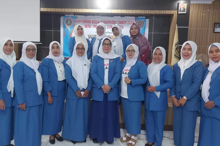 Ketua IGTKI Sulsel foto bersama Pengurus IGTK Luwu Utara usai Koferja I IGTKI Luwu Utara, Sabtu (26/3/2022).  (LHR)