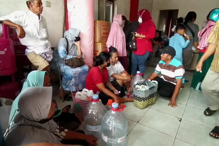 Warga Kaliwungu, Kendal antre minyak goreng curah di salah satu distributor pada Minggu 27 Maret 2022.  (Edi Prayitno / kontributor Ayo di Kendal)