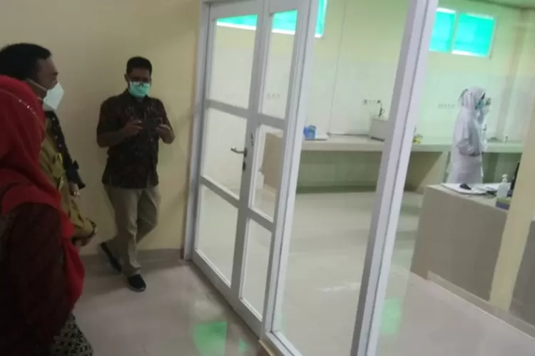Bupati Batang Wihaji meninjau ruang radiologi dan laboratorium RSUD Kalisari Batang.&nbsp; (dok)