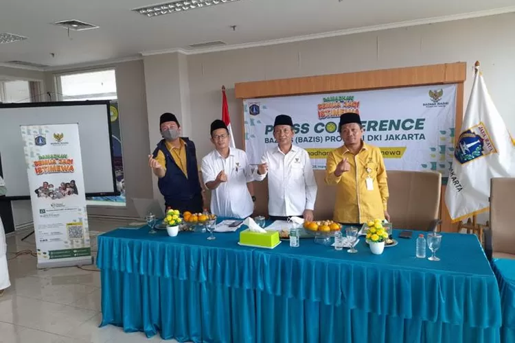 Ketua Baznas bazis DKI Jakarta Akhmad Abubakar (kedua dari kanan), Wakil Ketua IV Nasir Tajang (ketiga dari kanan), Kabid Pengumpulan Dan Pendistribusian Akhmad Aminuddin  menyampaikan penjelasan pelaksanaan program  (Jakarta Baznas Bazis)