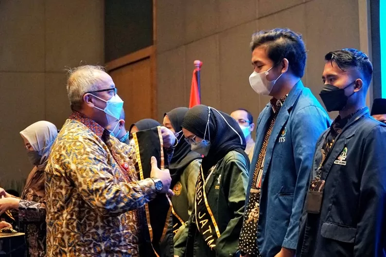 Kepala Perwakilan Bank Indonesia Provinsi Jawa Timur, Budi Hanoto saat bersama mahasiswa penerima beasiswa.