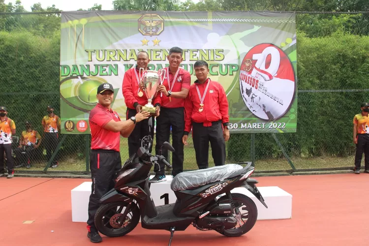Komandan Grup 1 Kopassus Kolone Inf I Gede Putra Yasa (kiri) bersama para pemenang, turnamen tenis piala Danjen Kopassus 2022.
