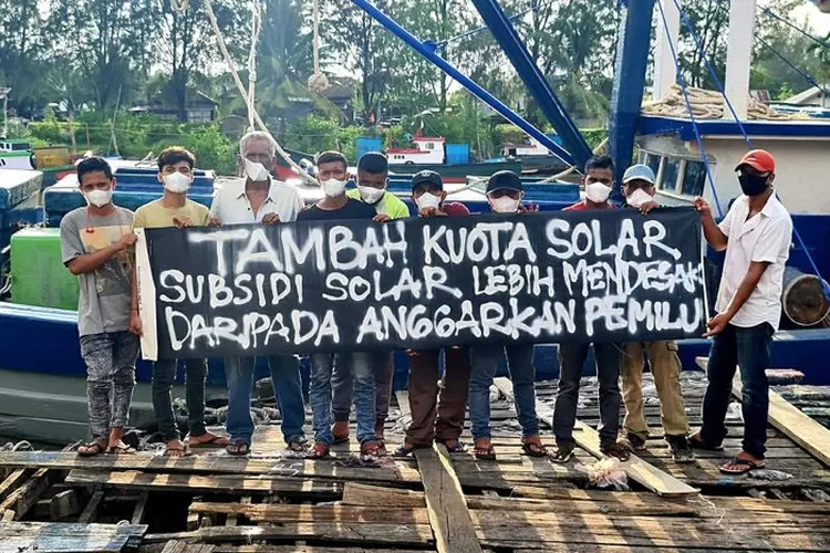 Nelayan Aceh membentangkan spanduk bernada protes atas kelangkaan solar, Selasa (29/3/2022)  (Jakarta)