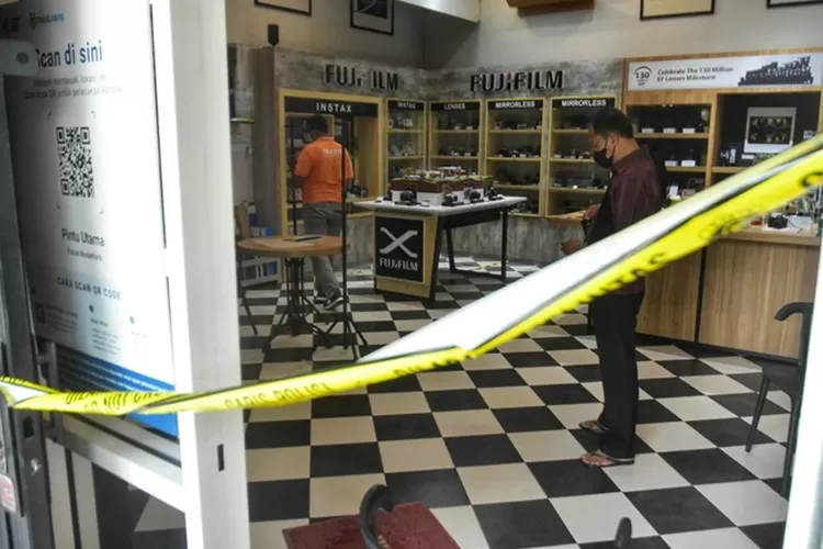 Perampokan dan pembunuhan di Eks Jonas Photo Semarang, Jalan Diponegoro, Gajahmungkur, Selasa 29 Maret 2022. (Ayosemarang/Audrian Firhanussa)