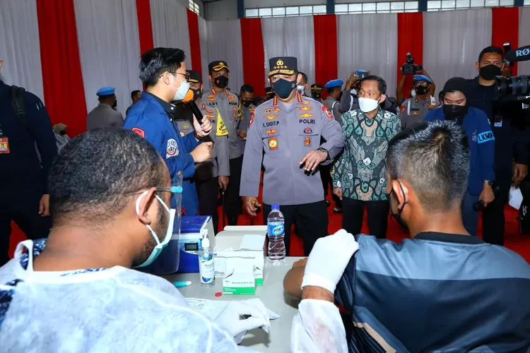 Kapolri Jendral Listyo Sigit Prabowo meninjau pelaksanaan vaksinasi. (Humas Polri)