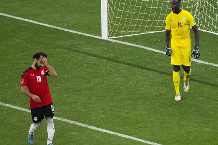 Mohamed Salah tertunduk saat gagal mengeksekusi penalti ke gawang Senegal. (Ist). (Istimewa)